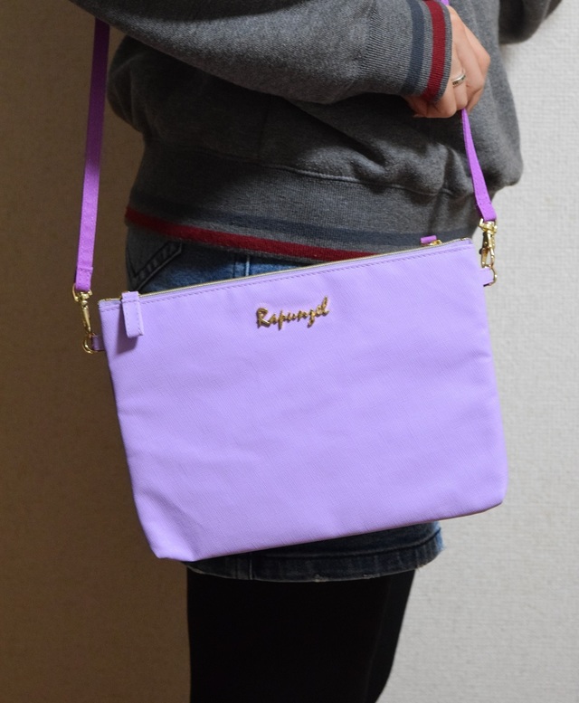 ショルダーポーチは総柄ポーチとシンプルポーチの二つがセットになっています。