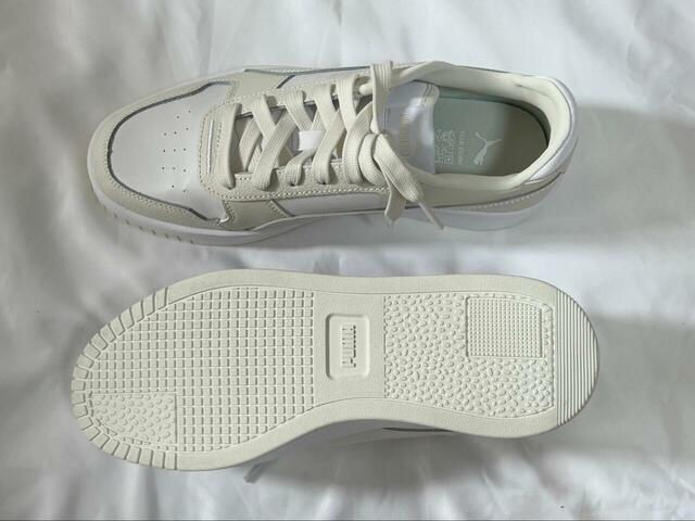 【PUMA ウィメンズ キャリーナ ストリート スニーカー】白スニーカーは汚れが気になるという方にも、この微妙にクリームがかったカラーはおすすめです◎