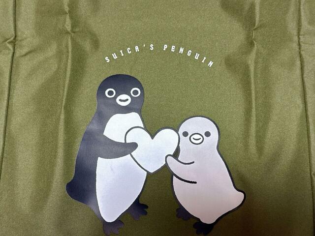 二人でハートを持っているSuicaのペンギンと子ペンギン。愛らしさについつい頬が緩みそう♪