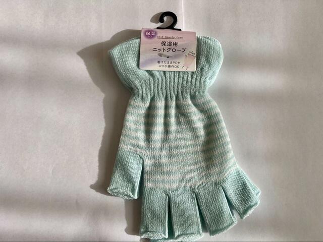 【キャンドゥ 保湿用ニットグローブ】手袋を着けたままスマートフォンやパソコンも使えます