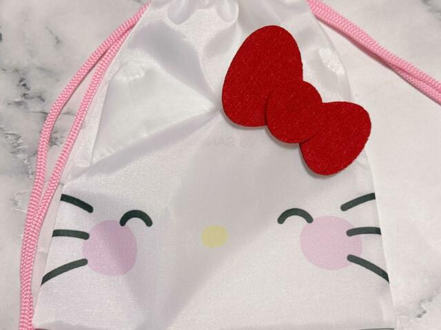 キティちゃんのお顔のダイカットデザインがかわいい！にっこりスマイルが珍しいですね♪お耳とリボンが立体的なところが推しポイント！