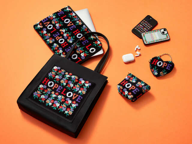 【FEILER×SHOGO SEKINE】(左下から時計回りに)『ホープラブ』トート¥26,400(税込) 約33×30×9cm、『ホープラブ』PCケース¥12,100(税込) 約22×33cm、『ホープラブ』/『スリーラブズ』アクリルスマホケース(対応機種 iPhone14 /13)各¥6,050(税込) 約15×7.5×1cm、『ホープラブ』ハート型ポーチ¥7,700(税込) 約11×12cm、『ホープラブ』舟型ポーチ¥5,500(税込) 約10.5×14×4.5cm