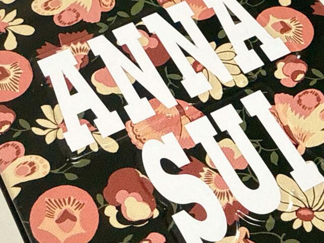 ロゴはぷっくり立体的なエンボス加工が施されています♪