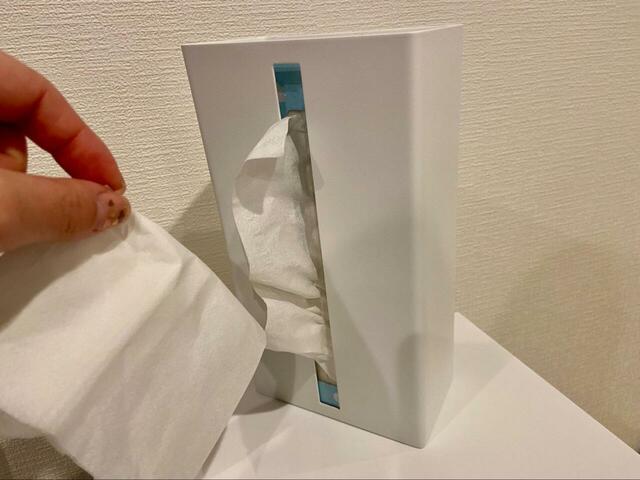 【山崎実業 tower　縦型ティッシュスタンド】本体はしっかりとしたスチール製。約900gと重みがあるのでティッシュを片手で引き出してもケースが動きません！