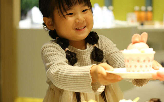 「GW限定！お子様に“どうぶつケーキ”プレゼント」＜期間：2025年5月3日〜5月6日＞【本格的なグリル料理＆約100種類の料理が食べ放題！初夏のパノラマビューで楽しむ“4冠達成”の眺望ブッフェ開催中！】