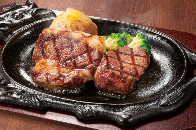 「黒毛和牛サーロインステーキ(100g)&熟成フィレステーキ(100g)(サラダバー付)」<4,280円(税込4,708円)>【ステーキハウス フォルクスに新たなグランドメニューが登場】