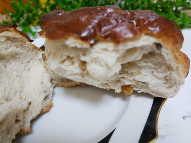 温めるとさらに香ばしさが増します／くるみパン　（税込540円）