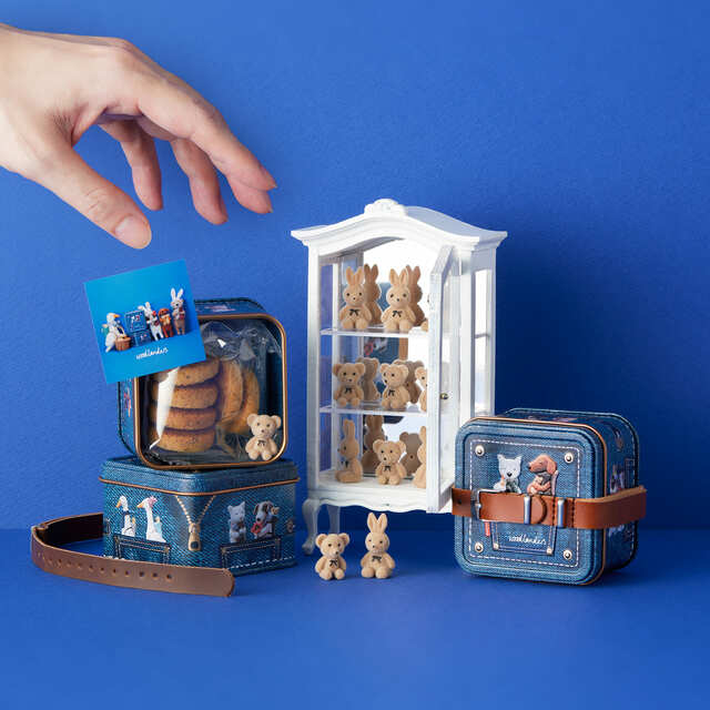 【ぬいぐるみ缶】ぬいぐるみを抱っこする動物たちのぬいぐるみを描いたお菓子缶