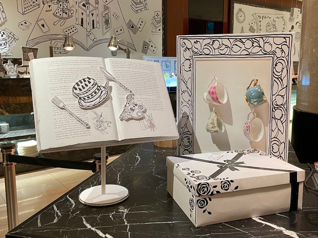 【ヒルトン東京 絵本の国のアリス スイーツビュッフェ】