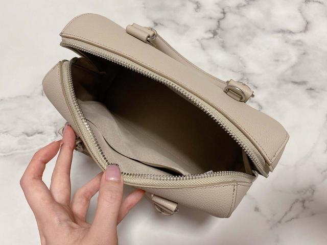 【UNIQLO（ユニクロ）レザータッチ 2WAY ボストンバッグ】中はマチなしの大きめポケット付き