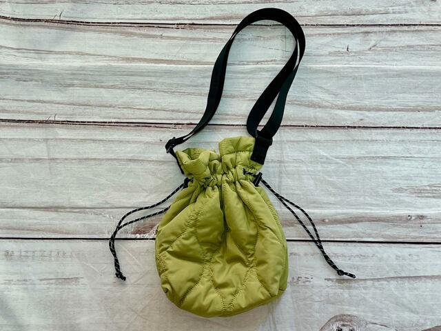 バックは装飾がないシンプルなデザイン