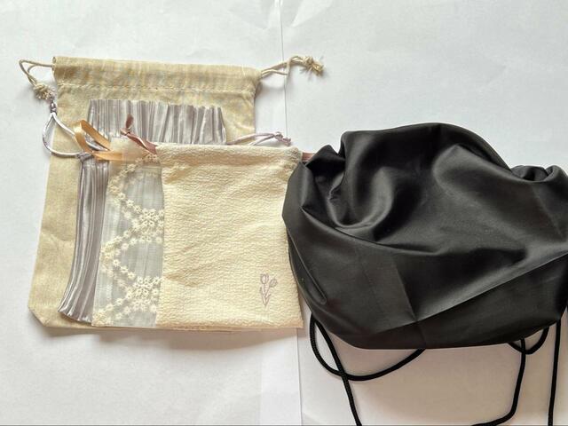 【セリア 巾着袋 コットン 23×14×3cm P0C-035巾着 韓国風レース キンチャク サテンリボン 英字&花 らくちんキンチャク】サイズは「巾着 韓国風レース」が1番小さめ