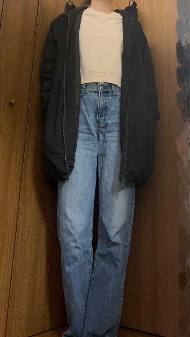 【ワークマン　レディース撥水パデットロングフーディ】ブラックはどんな色味とも合わせやすく、デニムとも相性抜群