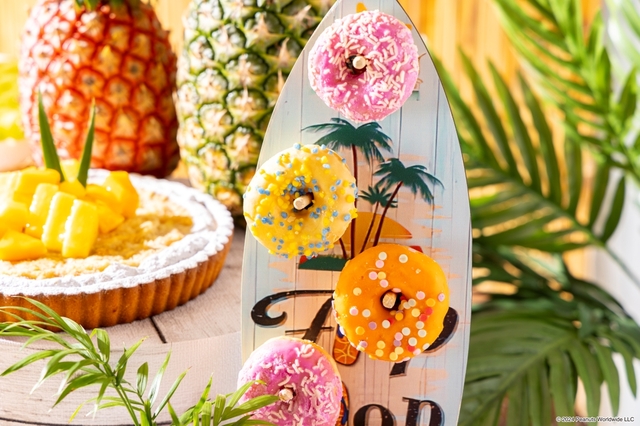 「ドーナッツフロート」<大人5,600円>【夏のスイーツビュッフェ「Snoopy Summer Beach Time」】