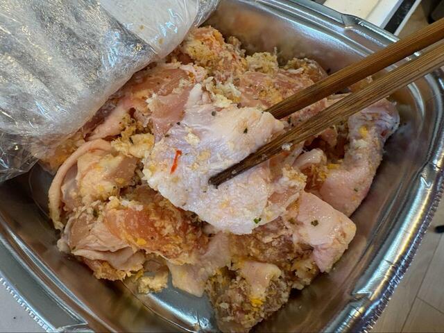 【ロピア 若鶏手羽とろ】ハーブとスパイスで下味がしっかり!一口サイズに切られているのがありがたい◎焼くだけで香ばしい香りが広がり、食卓を華やかにしてくれます!