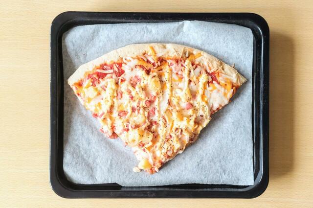 【コストコ 丸型ピザ ジャーマンポテト 1P 1980円】加熱してチーズが膨らみ、生地が黄金色になったら完成