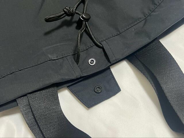 【ユニクロ　ドローストリングバックパック】トートバッグとして使う場合はスナップボタンで開閉します