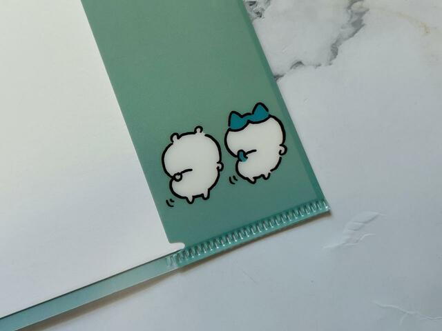 後ろのノートのカバーの開いたところにもふたりの後ろ姿のイラスト入り♪