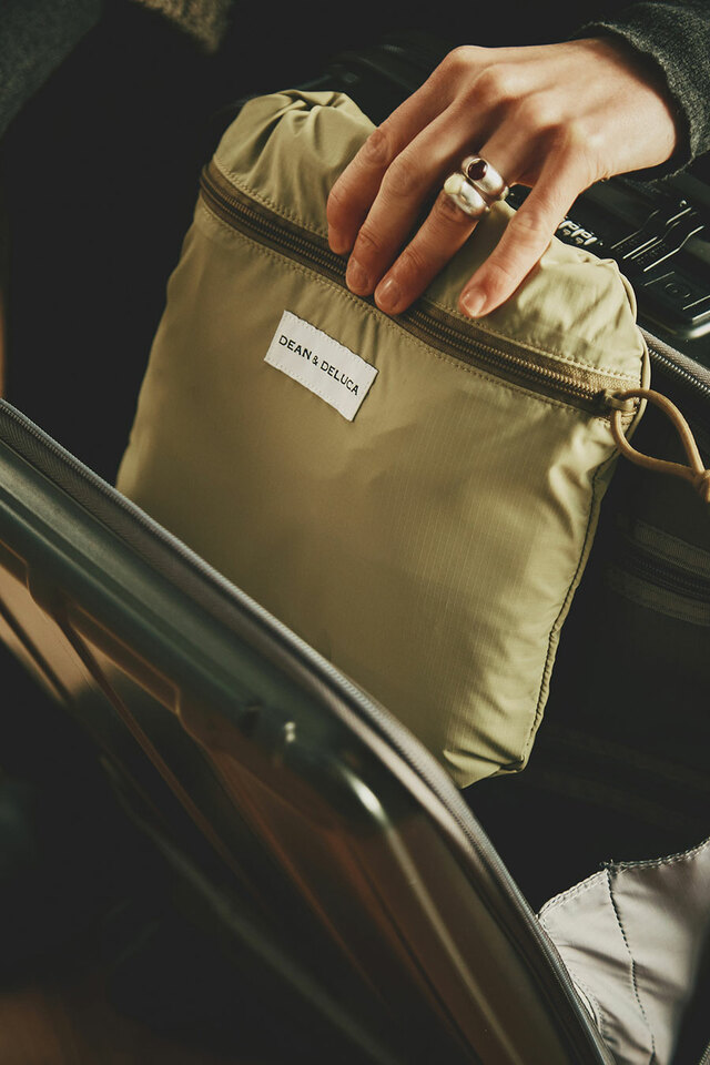 【DEAN & DELUCA × BRIEFING「PACKABLE 2WAY PACK」】コンパクトに折りたためるパッカブル設計で、メインバッグにしのばせておけます