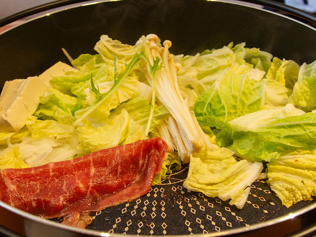 【和食さと　さとすき「牛&豚スタンダードコース」】どんどんお肉と野菜を乗せて焼いていきましょう