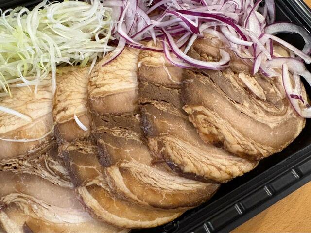 【コストコ チャーシュー油そば】フタを開けると、ボリューム感たっぷりで食べる前からわくわくします！