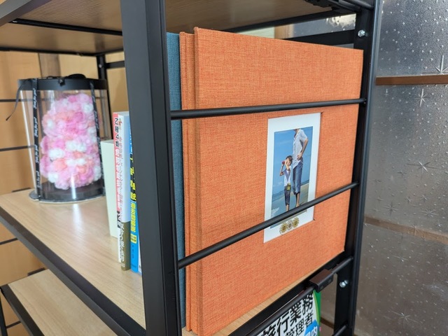 【アイリスオーヤマ 組立簡単 連結スチールラック】高さを調整できるので、大きなアルバムや嵩張る本もちょうど良く収納できます