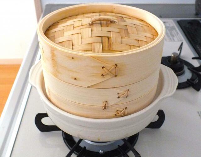 【カルディ　冷凍 パンダ肉まん】クッキングシートが蒸籠からはみ出さないように蒸していきます