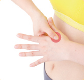 頭痛改善の気リンパ／耳、頭皮、「合谷」刺激で押し流し（10秒ずつ）／3.ツボ「合谷」を親指で押す