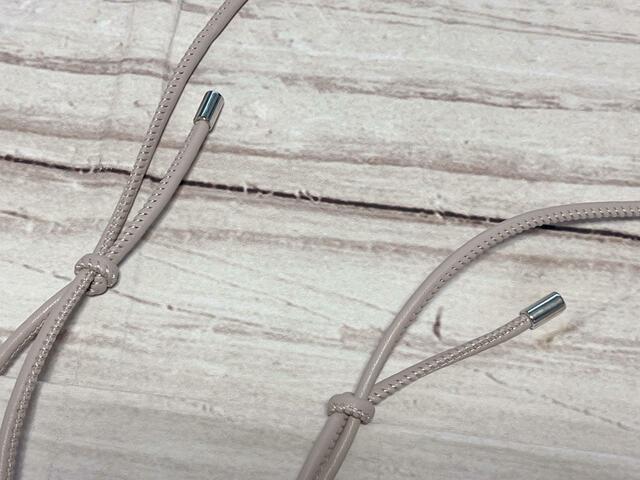 紐の結び目で長さ調整が可能！