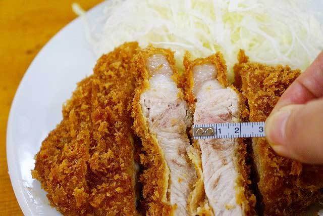 「とんかつ いちかつ」　ロースかつ定食　肉の厚みは約18mm