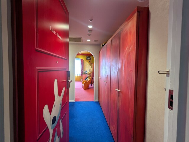 【ハイランドリゾートホテル&スパ】リサが住むパリの総合文化施設「ポンピドゥーセンター」のパイプの中にある家を再現した「リサ ルーム」