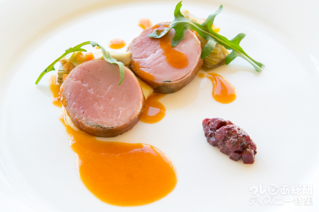 仔牛のサルティンボッカ ビーツのサルサ カルチョフィのストゥッファートを添えて｜“ピクサー・プレイタイム”ランチコース 4,940円｜東京ディズニーシー・ホテルミラコスタ「ベッラヴィスタ・ラウンジ」
