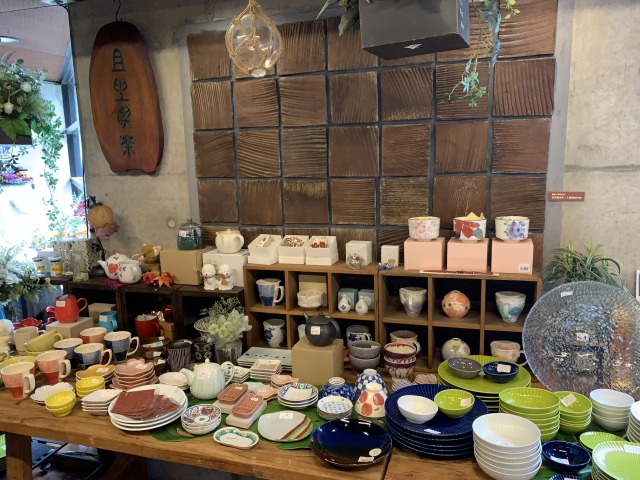 コーヒーを楽しむ器も販売