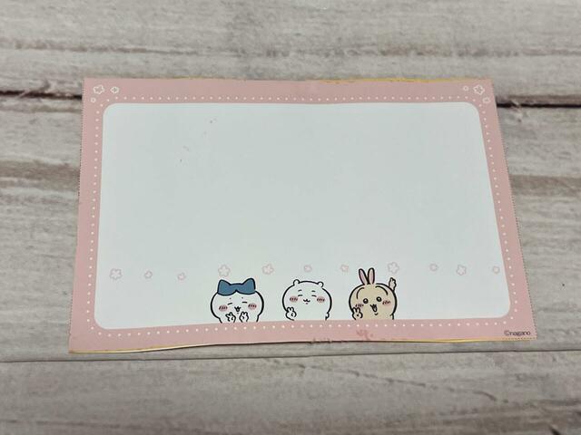 裏面にメッセージが書ける仕様。ピースしているちいハチうさがキュート!