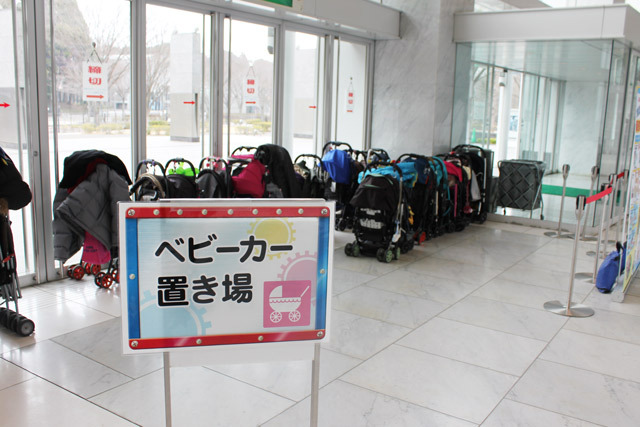 各会場の入り口にはベビーカー置き場が。