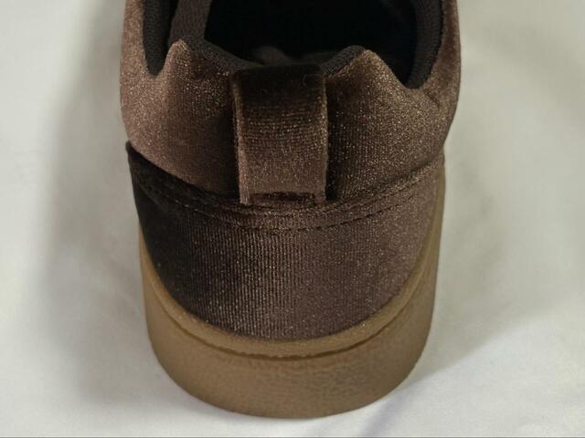 【GU ベロアスニーカー】ベージュのみソールがグレーっぽく、他のカラーのソールは一般的なガムソールの色です(写真はダークブラウン)