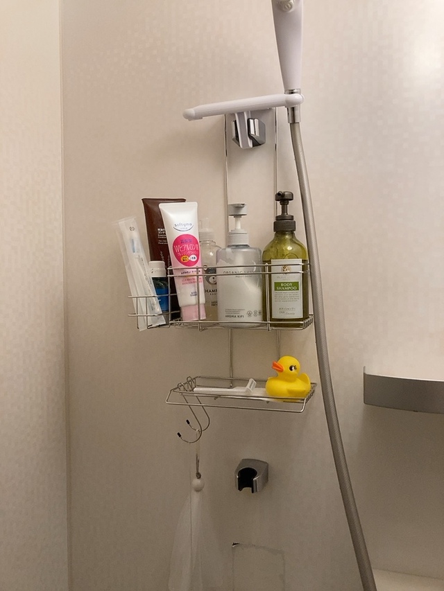 【ニトリ ステンレスシャワーラック】立ったままシャンプーなどをする派なので、このシャワーラックのおかげでシャンプーやボディソープをちょうどいい高さに置けて、とても便利でした！