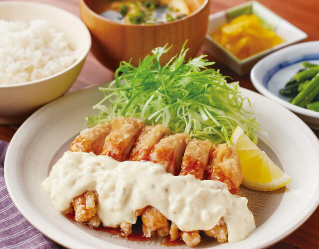 「たっぷりタルタルソースのチキン南蛮定食」<価格:769円(税込845円)>【【ジョイフル】秋冬グランドメニューに「国産紅ずわいがに」使用のクリームコロッケや宮崎名物「チキン南蛮」が仲間入り!】