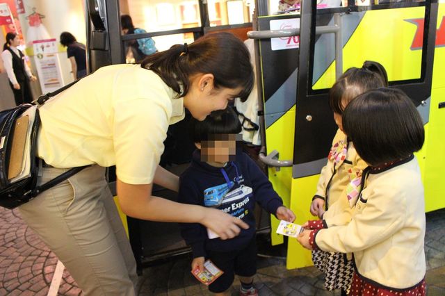 お客さんに「お仕事カード」を手渡しします。