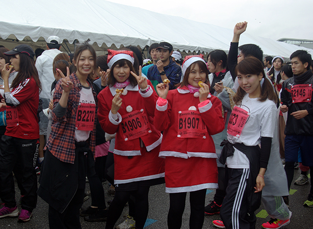 給スイーツ所でサンタに仮装ランナーとパシャリ！