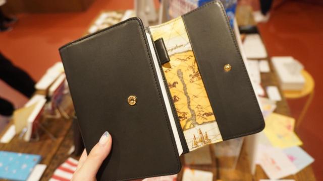 【ほぼ日手帳　内覧会】黒革のONE PIECEコラボ手帳の中は、航海図が！