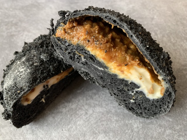 ブーランジェリー丘の上のシェリー「漆黒のスパイシーチーズカレーパン」をパッカーン！