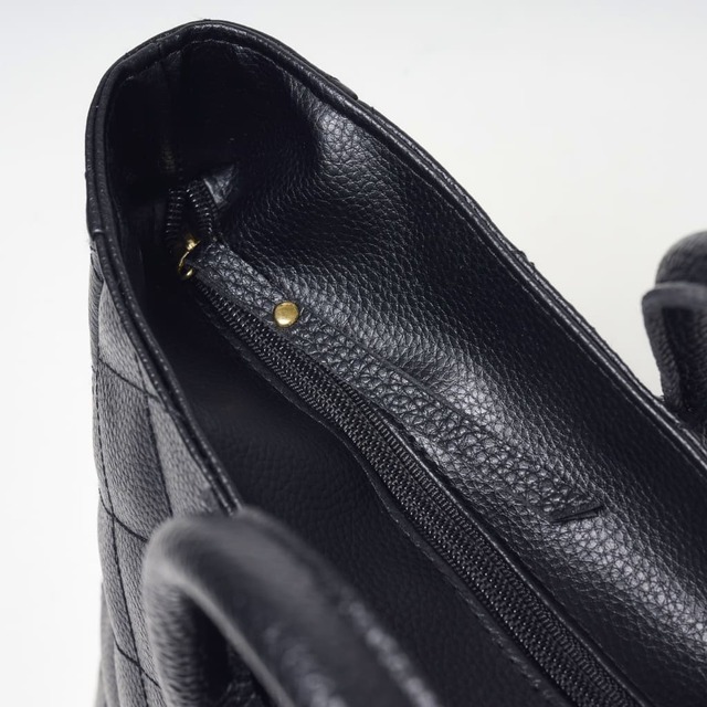 【『YOUNG&OLSEN The DRYGOODS STORE QUILTING TOTE BAG BOOK』(宝島社)】開閉に便利なレザー調の引き手