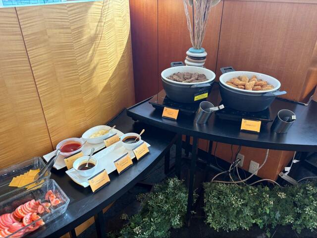 【カフェトスカ モーニングブッフェ】オリジナルミニバーガーコーナーにはトマトやハンバーグが並び、選べるソースも充実◎朝から楽しい♪