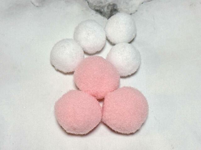 パステルカラーのポンポンが7個入っています。ホワイトは小サイズ