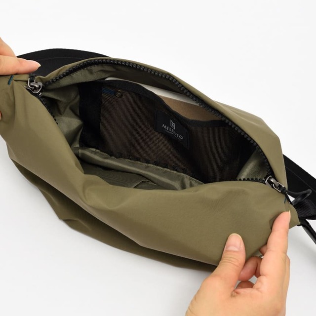 【MILESTO「SOFT SHOULDER S」】内装にはメッシュポケットと2つの小分けポケットを採用