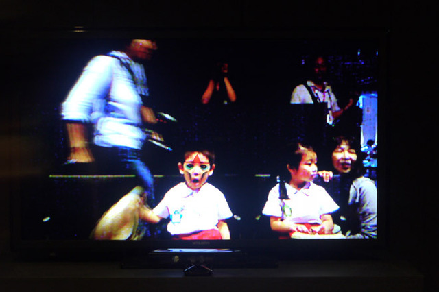 『happy halloween!(ハッピー・ハロウィン！)』真鍋大度/比喜了／イスに座ると顔が撮影され、その映像をリアルタイムで映し出します。