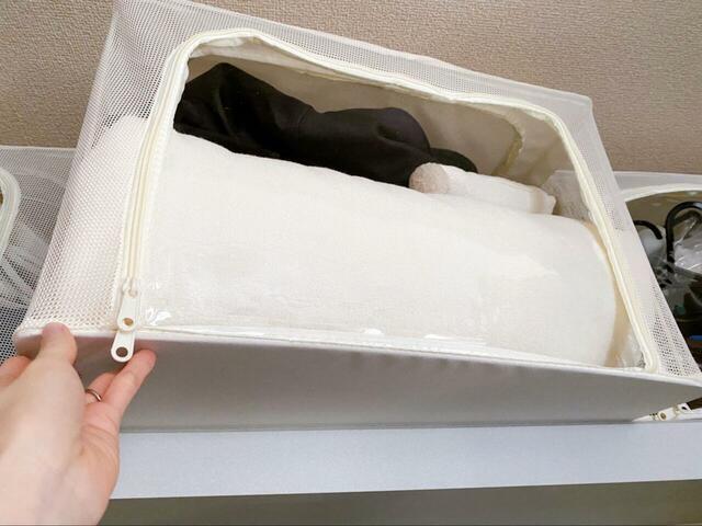 【3COINS たためるメッシュ窓付き収納】Mサイズは約1kgあるため、高い場所に収納する場合は重いものを入れすぎないなど工夫すると良さそうです