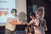 『プロ野球画報』イベント／石井一久から年間シートを手渡され歓喜するながさわたかひろ