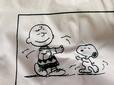 フロントには漫画のコマ送り風のイラストが4つ。うっとりした表情でダンスをしているスヌーピー＆チャーリー・ブラウン